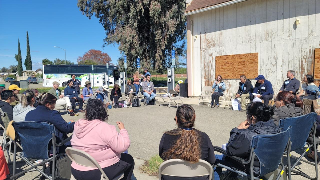 gente reunida en una plaza