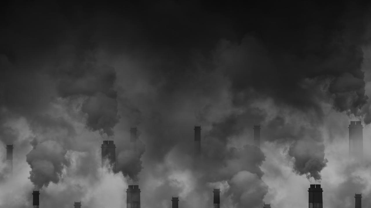 imagen en blanco y negro de humo de chimeneas industriales