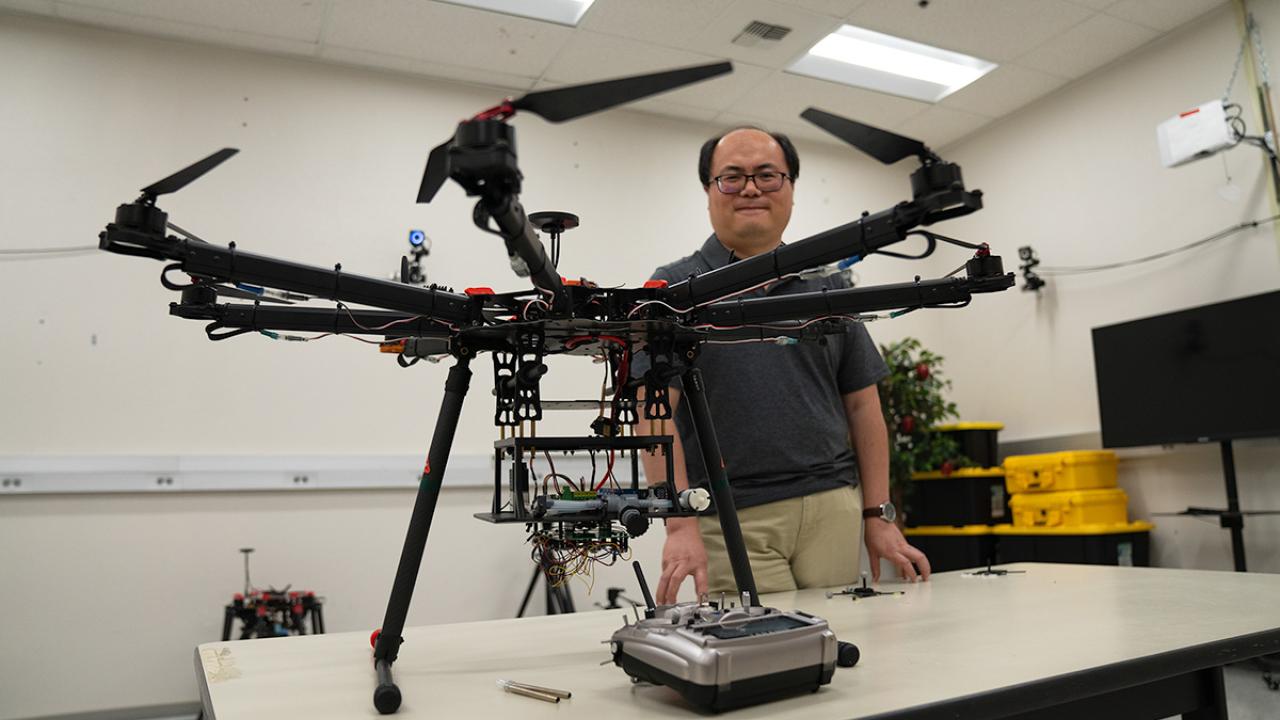 foto de dron con cientifico al fondo