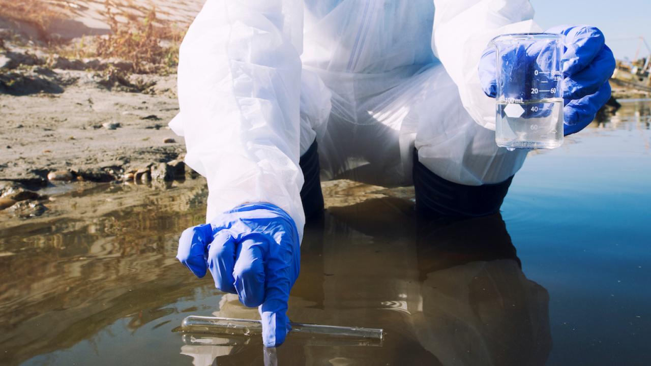 persona analizando el agua del río