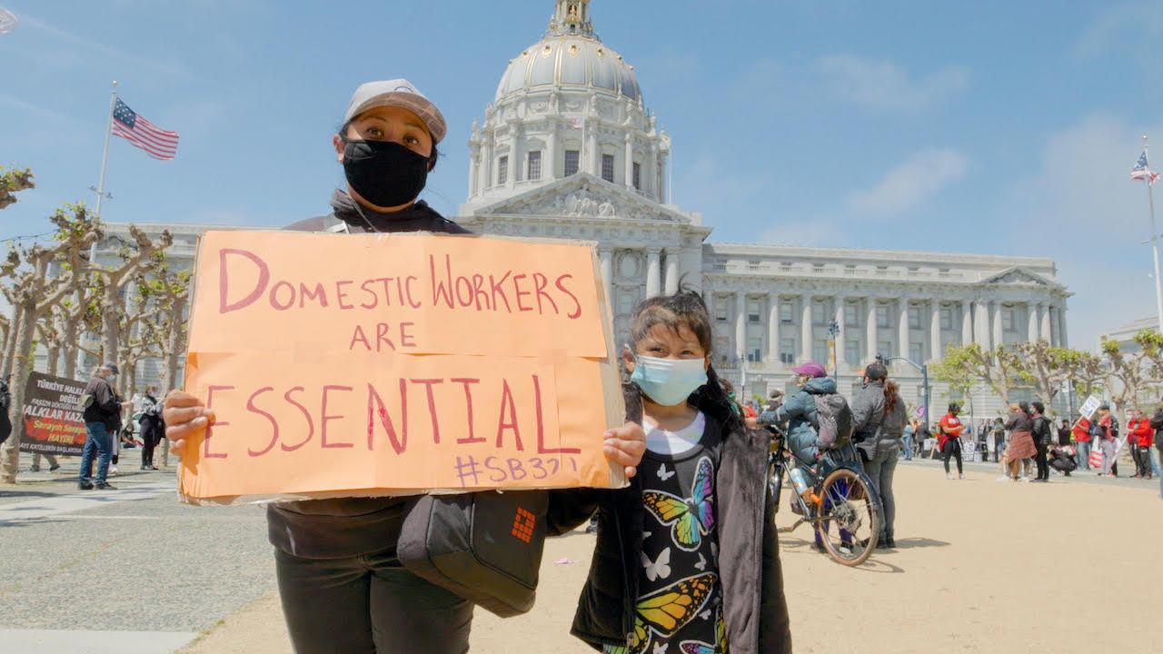 Trabajadora domestica con hija en el capitolio de California