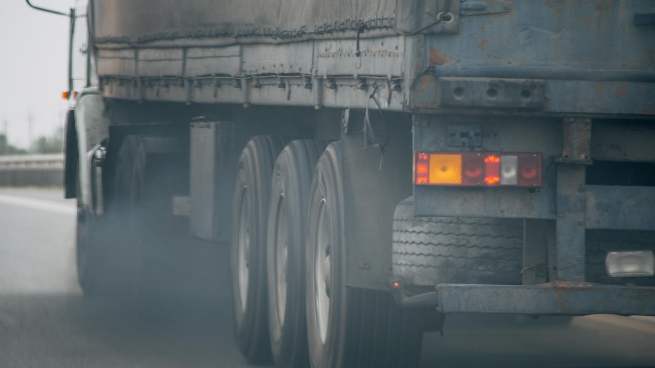 camión echando humo gris