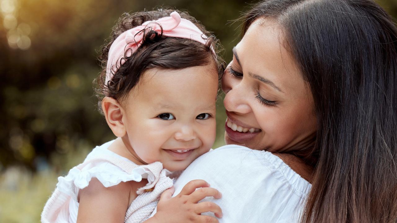 Madre abrazando a su bebé