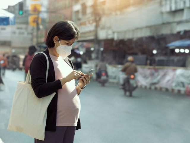 embarazada en la calle con mascarilla