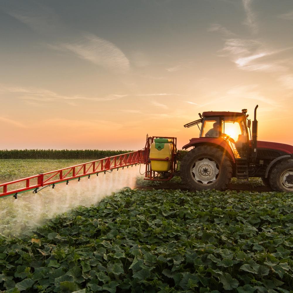 tractor aplicando pesticidas