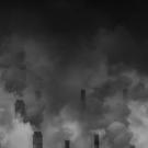 imagen en blanco y negro de humo de chimeneas industriales
