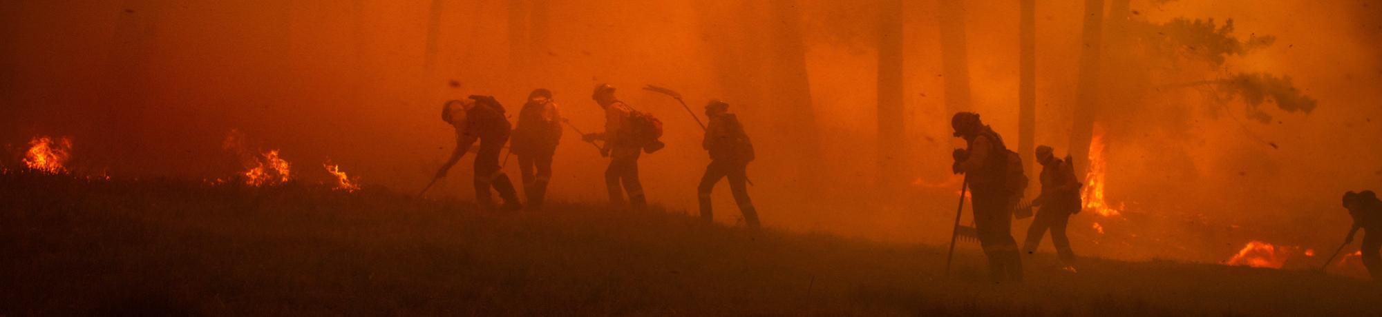 Bomberos combatiendo un incendio